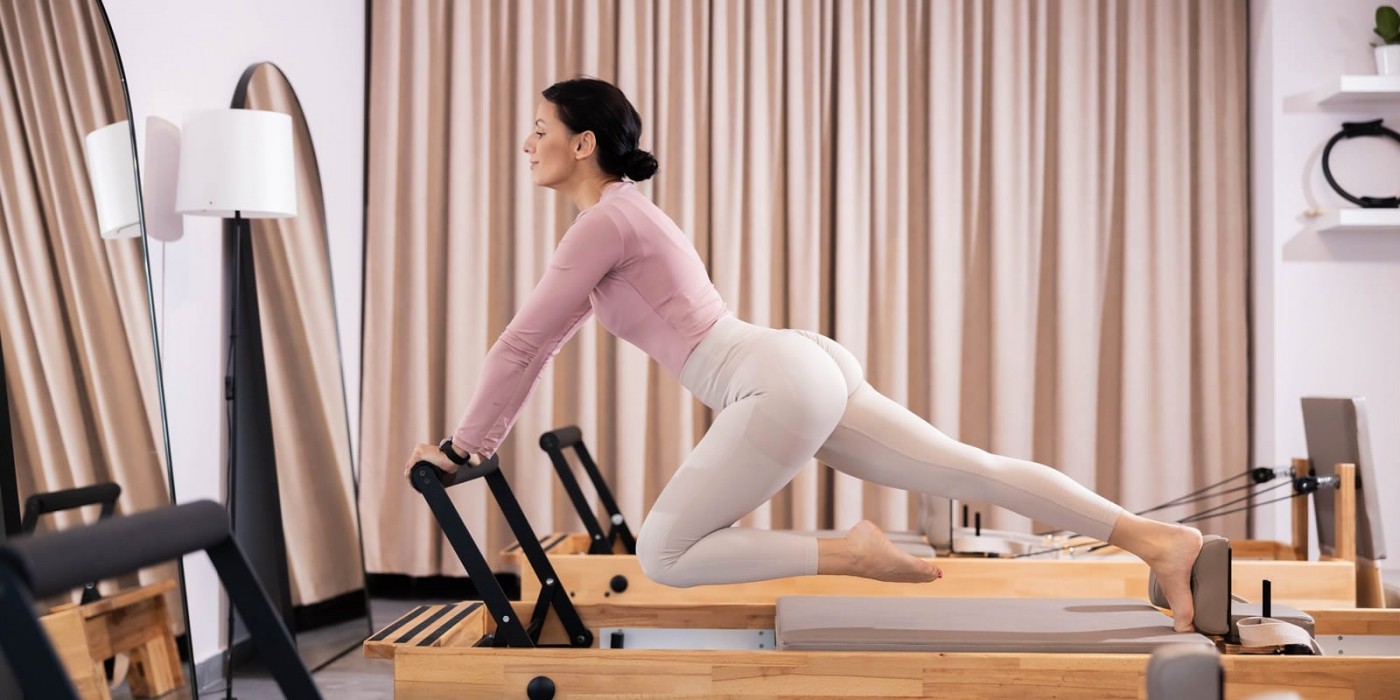 Reformer 核心床器械，配備滑軌與彈簧阻力系統，適合全身核心訓練